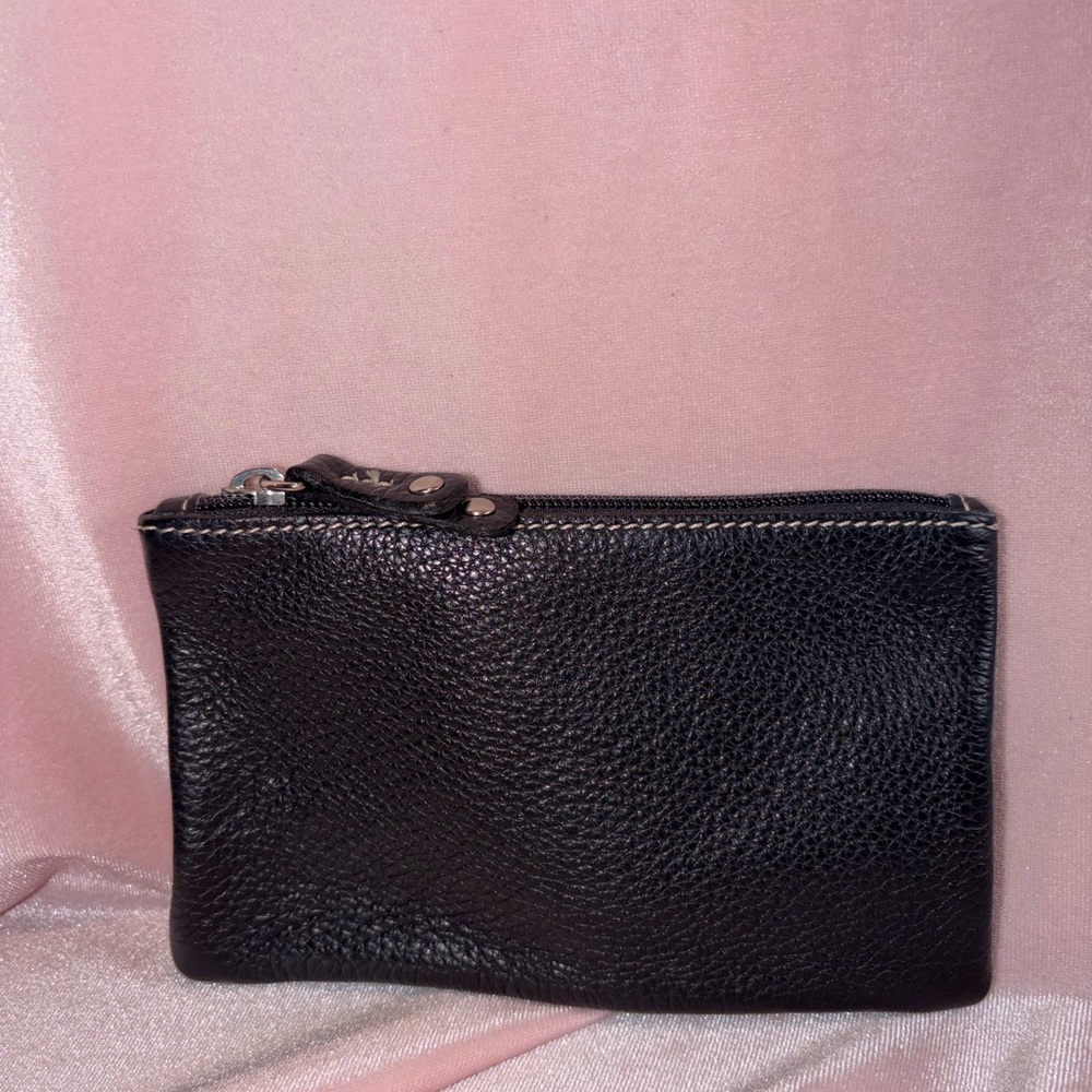 BNWT Authentic Roots Medium Zip Pouch – Black Pebbled Leather - Picture 3 of 4